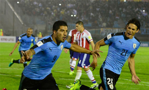 Suarez lập cú đúp, Uruguay chiếm ngôi đầu của Argentina