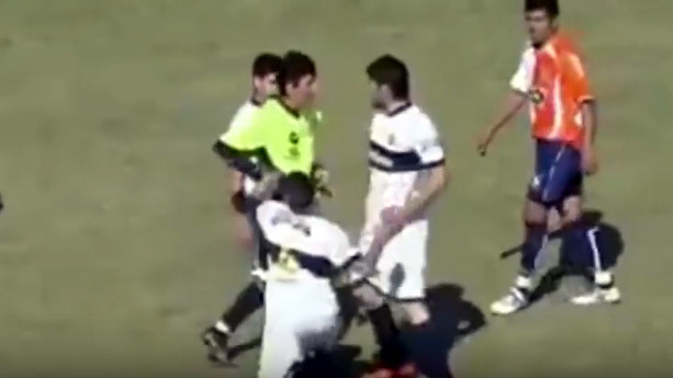 Trọng tài bị đấm bay răng vì dám rút thẻ đỏ