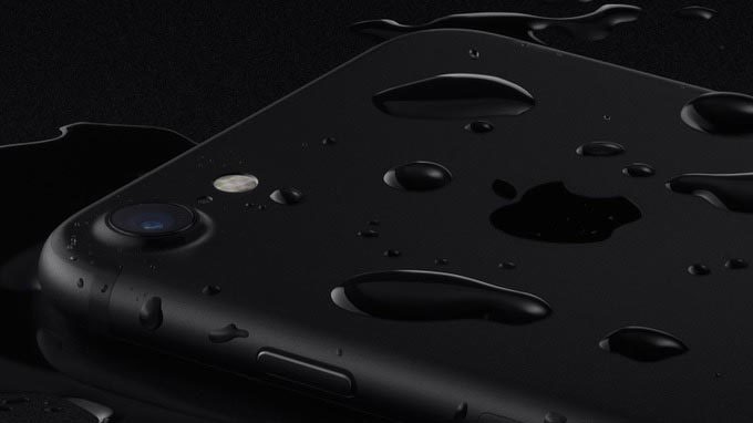 Đọ khả năng chống nước giữa iPhone 7 và Galaxy S7