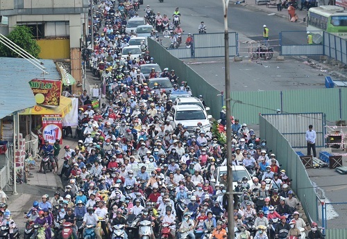 TPHCM: Rào đường thi công cầu vượt thép, giao thông hỗn loạn