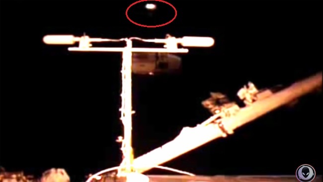 Bí ẩn phi thuyền người ngoài hành tinh đang giám sát trạm ISS?