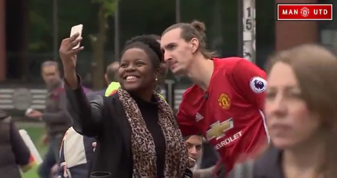 Fan nữ phát cuồng khi chụp ảnh cùng CĐV giống hệt Ibrahimovic