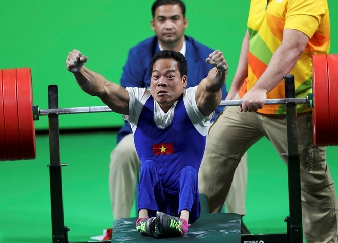 Bộ trưởng chúc mừng và thưởng nóng Lê Văn Công như Hoàng Xuân Vinh