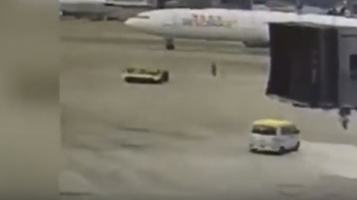 Máy bay đâm ôtô khi cất cánh trên đường băng