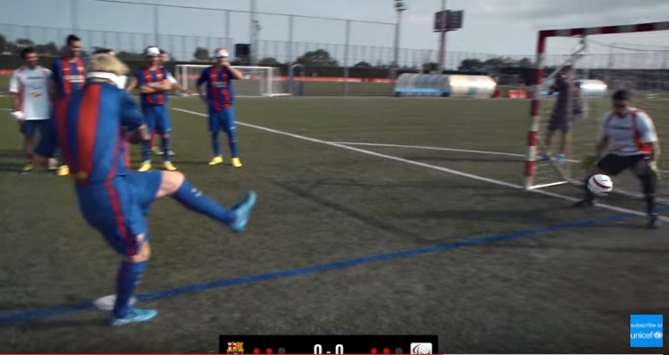 Messi bịt mắt sút penalty vẫn ghi bàn