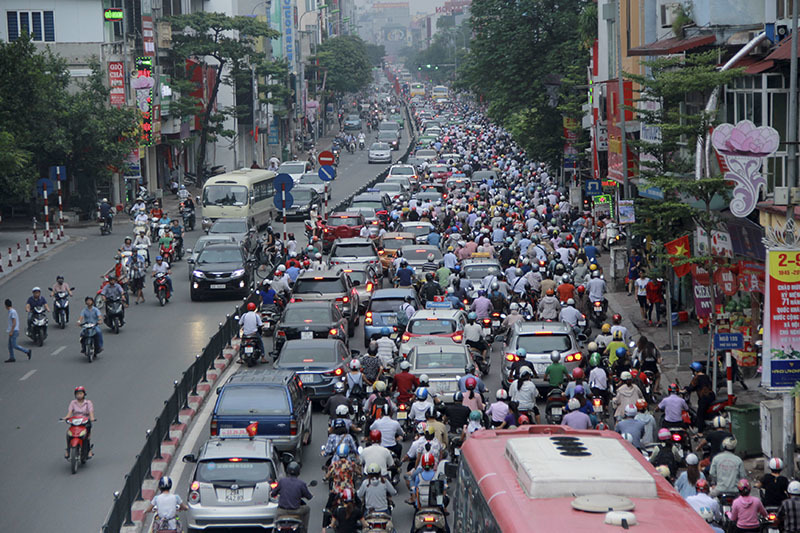 Ô tô, xe máy đã ‘cài răng lược’, vẫn cố len vào