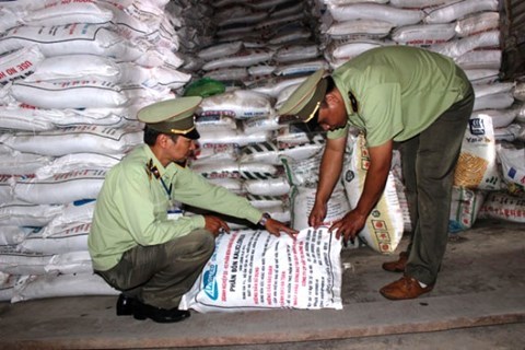 Phạt 13 DN buôn chất cấm, làm phân bón giả