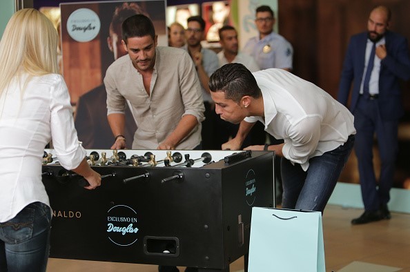 Ronaldo dùng tiểu xảo khi chơi bi-lắc cùng fan hâm mộ