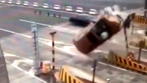 Ô tô bay trên không trung sau khi đâm trụ trạm thu phí