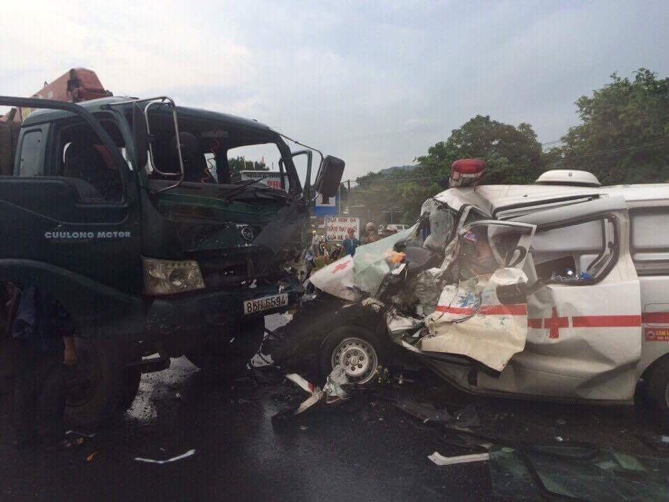 Xe cứu thương tông xe cứu hộ, tài xế chết thảm