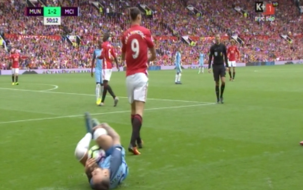 Ibrahimovic phạm lỗi