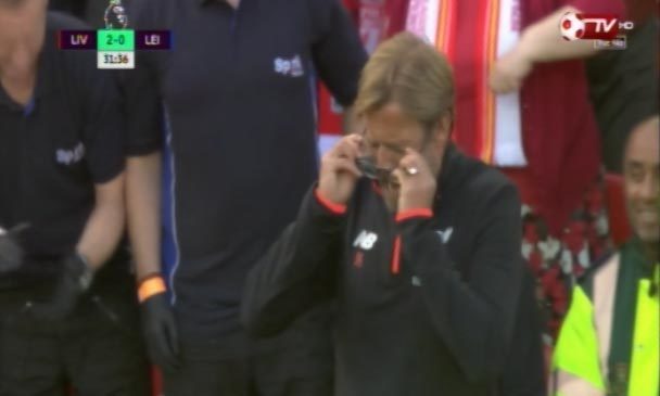 Mải ăn mừng bàn thắng, HLV Jurgen Klopp rơi mất kính