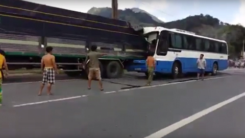 Video xe tải cứu xe khách dưới chân đèo Bảo Lộc