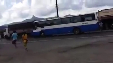 Video xe tải cứu xe khách dưới chân đèo Bảo Lộc