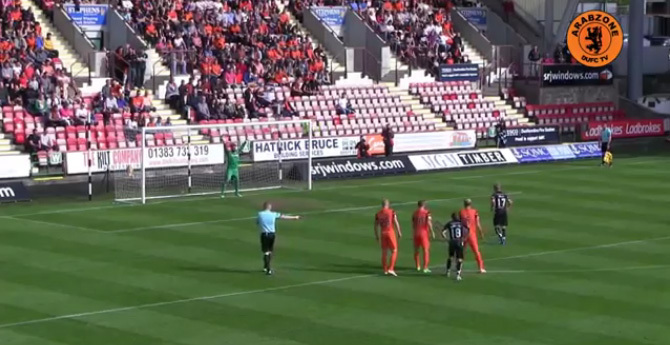 Thủ môn cản phá 3 quả 11m khiến ông lớn Ngoại hạng