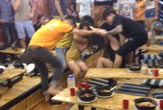 Phụ nữ đại chiến, quý ông bị đánh ghen trong nhà nghỉ