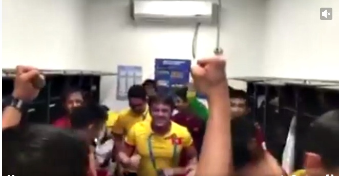 Video tuyển thủ futsal Việt Nam quậy tung phòng thay đồ