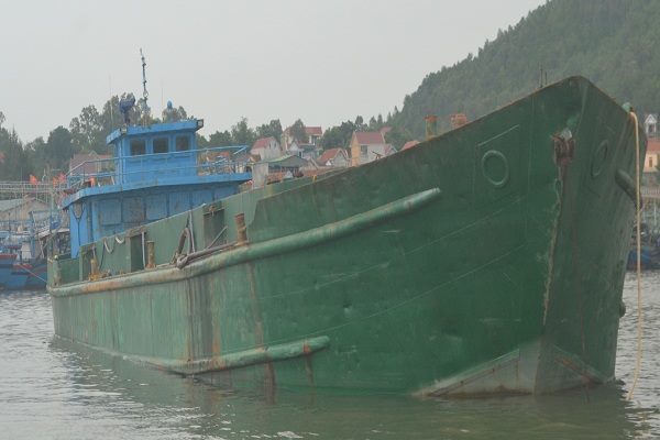 Bắt tàu lạ đang đổ chất thải ra biển