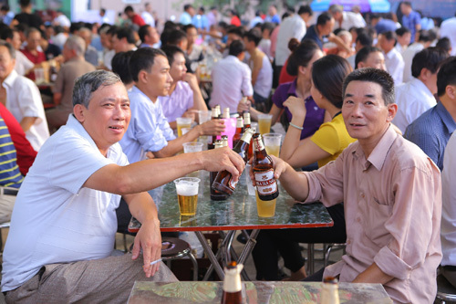 Du khách thành Tuyên nườm nượp dự Ngày hội Bia Hà Nội