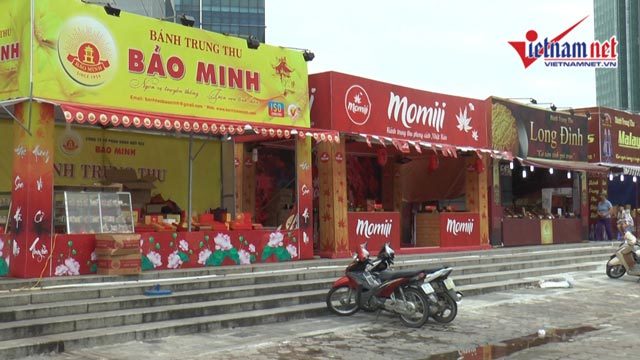 Khóc mếu nhìn ki-ốt bánh Trung thu 'vắng như chùa bà đanh'