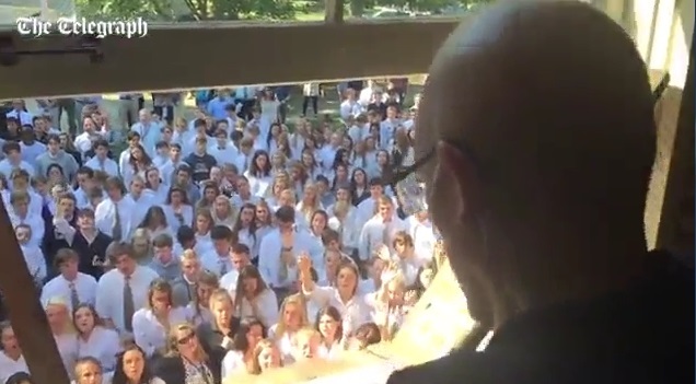 400 học sinh hát trước nhà thầy giáo bị ung thư