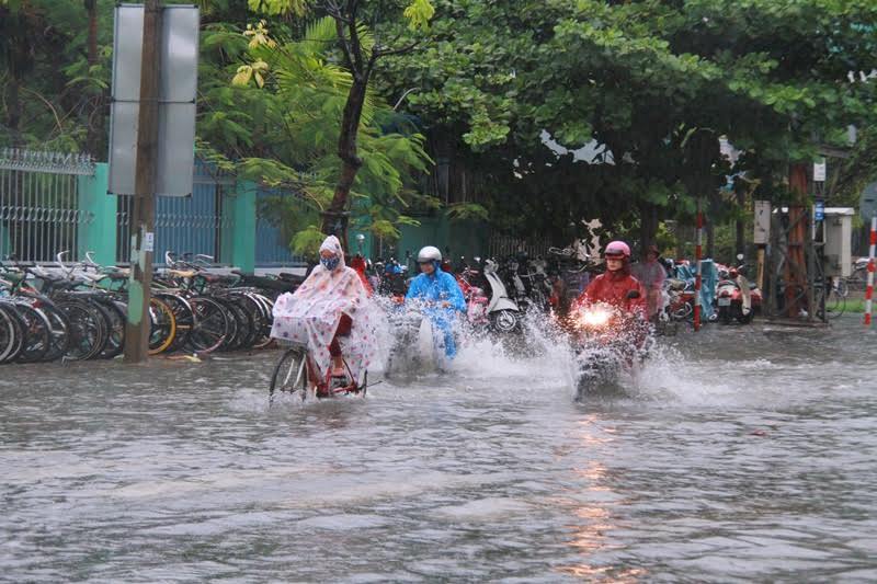 Đà Nẵng cho học sinh nghỉ học phòng chống bão