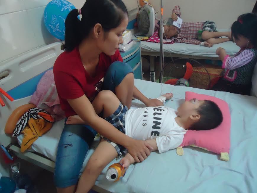 Con còn hi vọng nhưng cha mẹ kiệt quệ