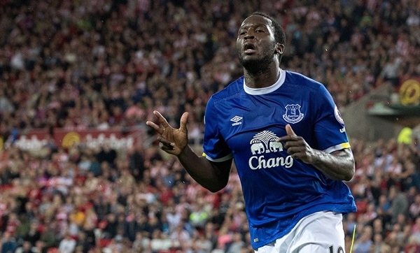 Lukaku lập hat-trick trong 11 phút, Everton đá MU văng khỏi top 3