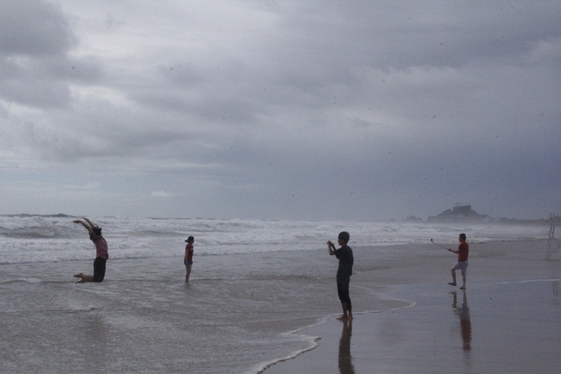 Đà Nẵng: Gió to, sóng lớn vẫn đổ ra biển ‘tự sướng’