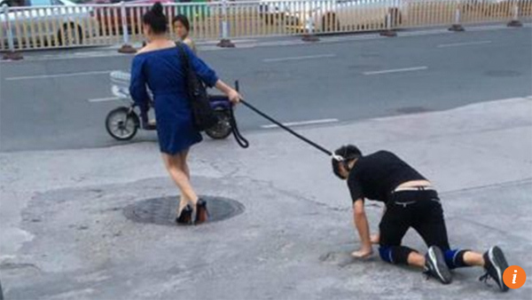 Bức ảnh thanh niên bị xích cổ bò qua đường gây phẫn nộ