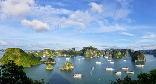 Quảng Ninh quanh năm đông khách du lịch