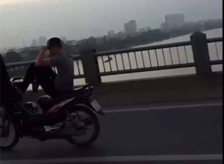 Hành động gây 'nóng mắt' của chàng trai trên cầu Vĩnh Tuy