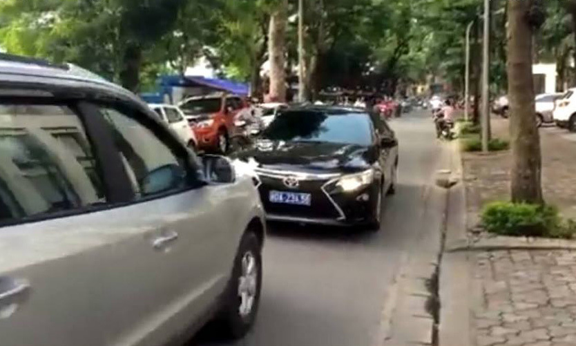 Xe biển trắng úi lùi xe biển xanh