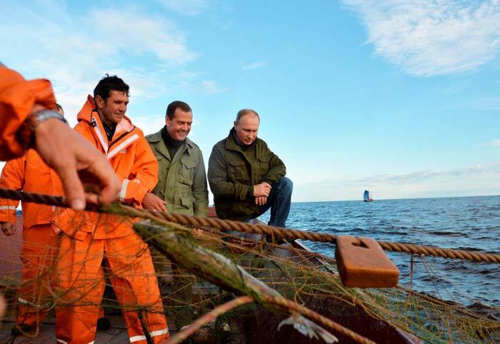 Putin và Medvedev ra khơi cùng ngư dân