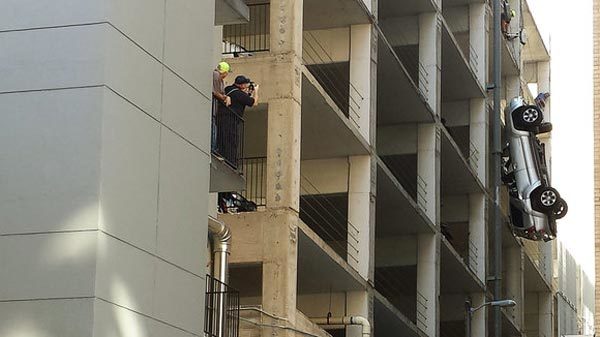 Suýt chết vì lùi ôtô trượt khỏi bãi đỗ trên tầng 9