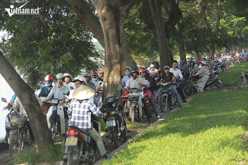 'Mở đường máu' lao lên vỉa hè, tắc vẫn hoàn tắc