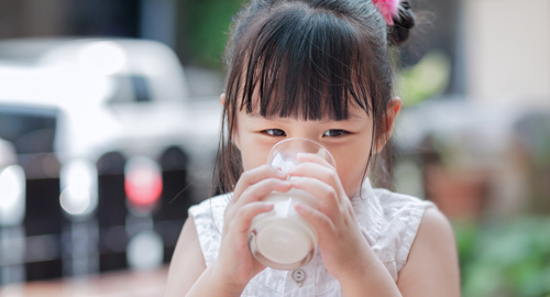 Nuôi bé đạt chuẩn cân nặng không khó