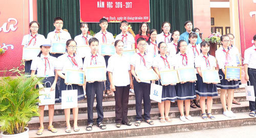 Bắt đầu trao nhiều học bổng cho học sinh THCS