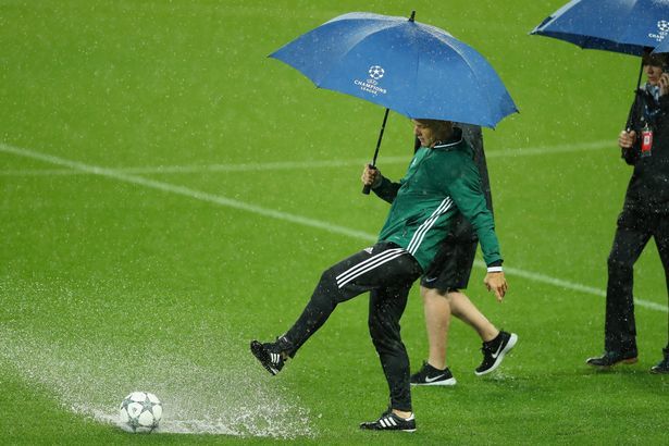 Hoãn trận Man City vs Monchengladbach vì mưa lớn