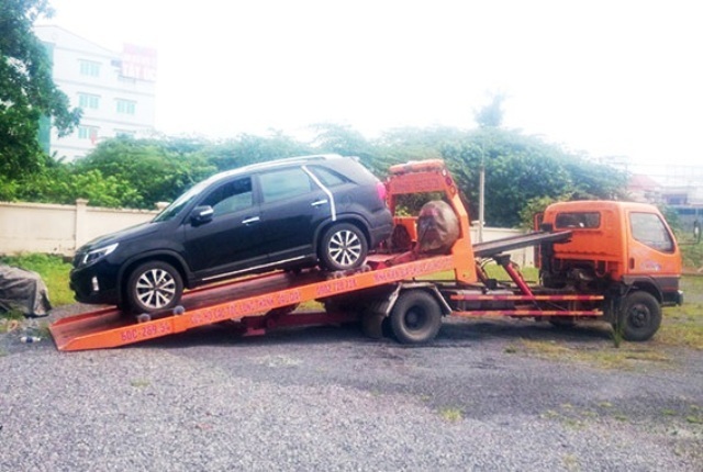 Nữ tài xế “cố thủ” trong ôtô bị phạt gần 5 triệu đồng