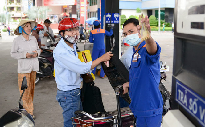 Những thói quen tai hại khiến bạn bị ‘lừa đẹp’ khi đổ xăng