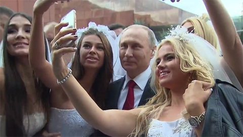 Putin bị hàng loạt cô dâu 'bao vây'
