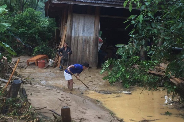 Lũ cuốn 4 người, hơn 50 nhà, trường học chìm trong bùn