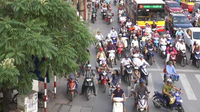 Văn hóa lấn làn chờ đèn đỏ của dân Thủ đô