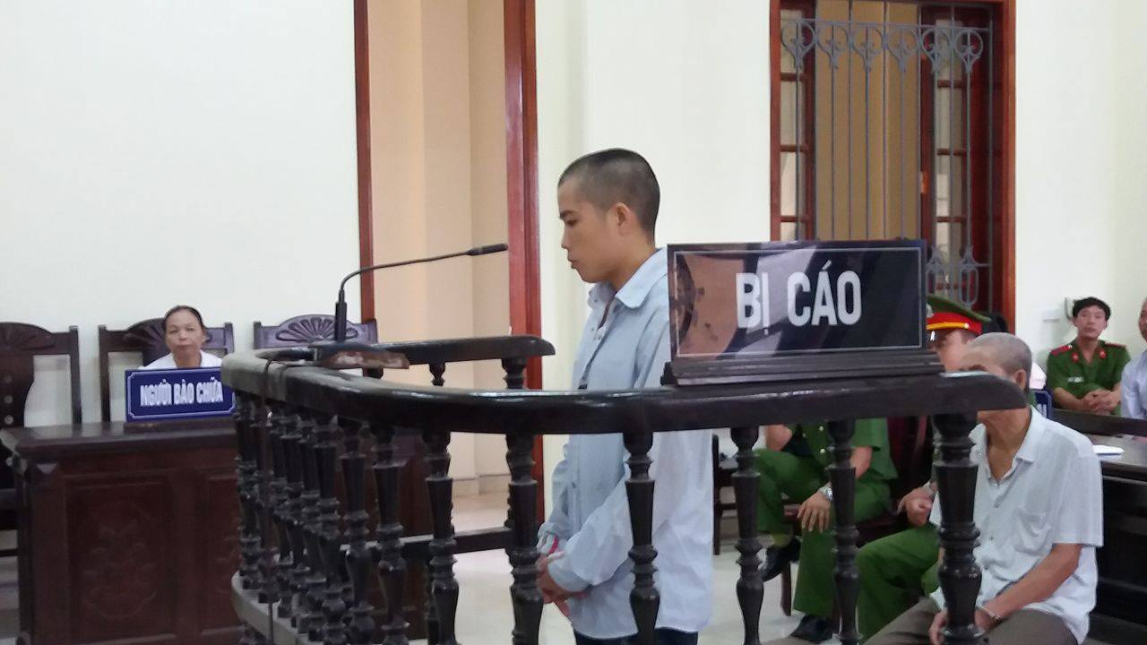 Chú ruột hiếp dâm cháu 10 tuổi bên bờ suối