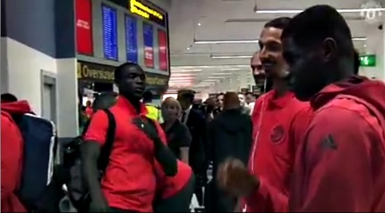 Eric Bailly suýt cho Ibrahimovic ăn no đòn ở sân bay