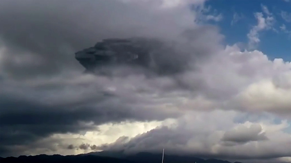 UFO khổng lồ của người ngoài hành tinh vụt qua bầu trời Peru?