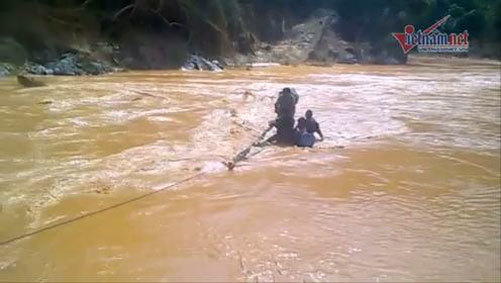 Vỡ ống thủy điện: Vượt nước xiết cứu người bên sông Bung