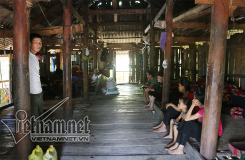 'Không có 5 triệu, tôi đành chở thi thể em bằng xe máy'