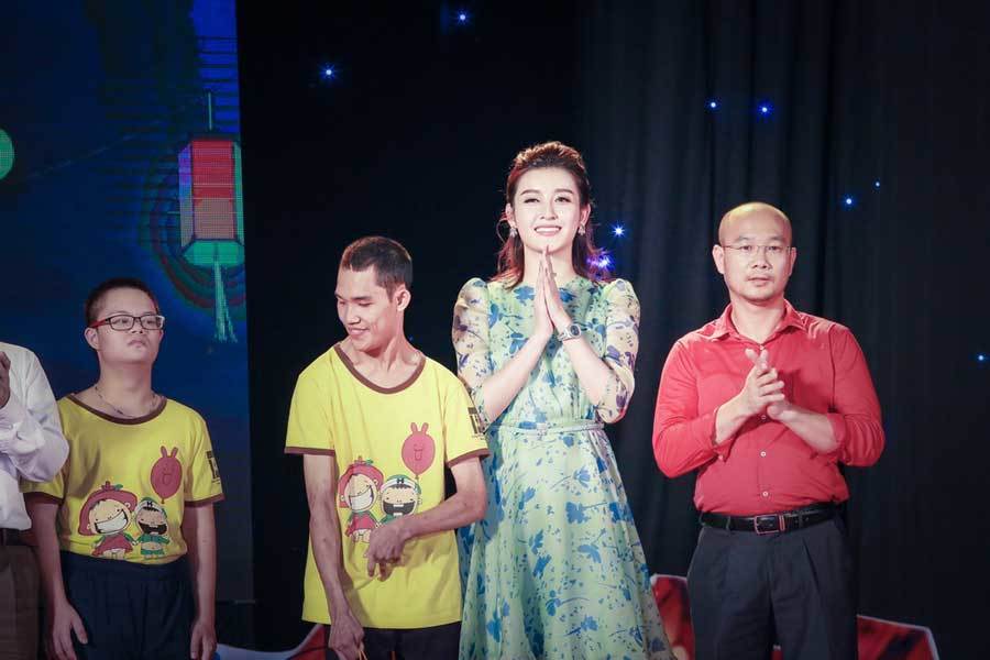 Á hậu Huyền My bị vây kín tại đêm hội Trung thu
